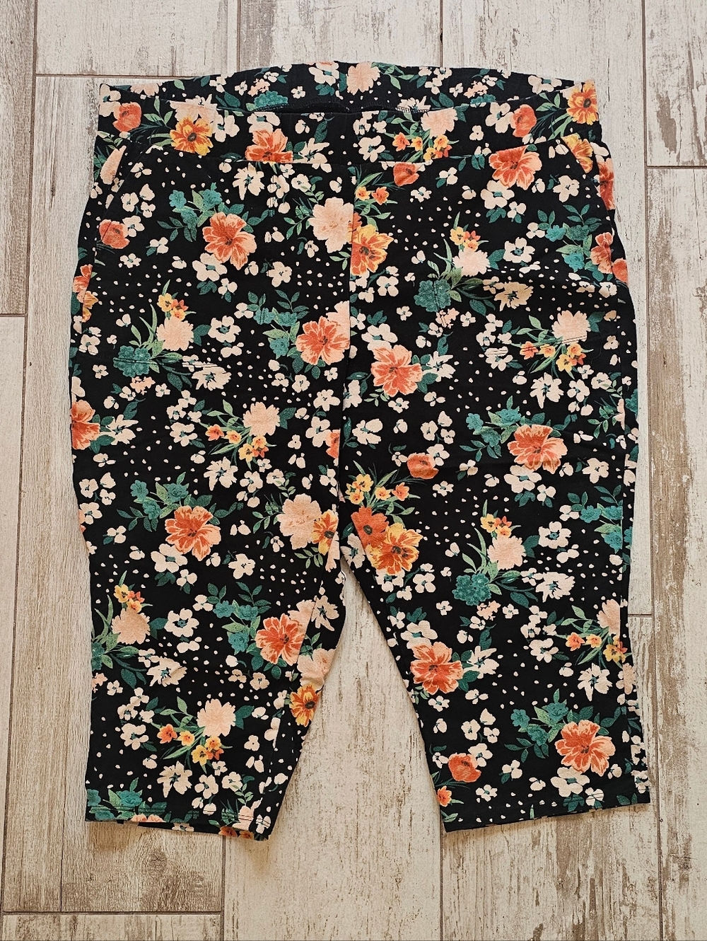 Torrid Floral Knit Capri Pants - Black with Coral & Teal Flowers 4X